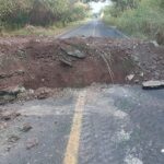 Desconocidos cortan carretera en límites de Coalcomán y Tepalcatepec