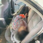 Dejan dentro de un automóvil, a menor esposado y herido de bala