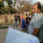 Ocupación de área verde apoyada por funcionarios municipales, confronta