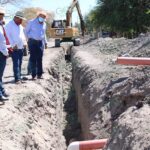 Feliciano Flores supervisa construcción de drenaje en Parácuaro