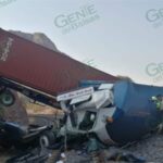 Volcadura de tráiler deja a conductor herido