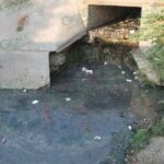Riesgo de enfermedades; Lázaro Cárdenas se baña con aguas negras