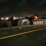 Vuelca tracto camión con ácido fosfórico en autopista Siglo XXI
