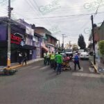 Motociclista resulta herida al chocar con un vehículo