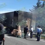 Por falla mecánica se incendia caja de un tráiler de la Semar