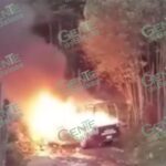 Comuneros golpean a policías y queman dos patrullas