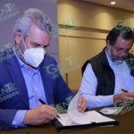 Bedolla firma convenio con CFE para llevar internet a comunidades marginadas