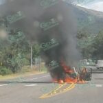 Normalistas queman una patrulla de la policía municipal