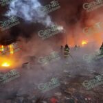 Se incendia en LC patio de recicladora de plástico