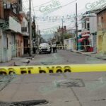 Moto sicarios matan a balazos a dos hombres en Zamora