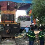 De milagro salvan la vida 30 pasajeros de un microbús