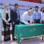 Bedolla firma iniciativa para declarar Primitiva, Centenaria y Benemérita a la Escuela Normal Rural de Tiripetío