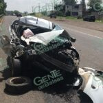 Choque deja mujer lesionada y cuantiosos daños materiales
