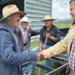 Víctor Zurita entrega fertilizantes en localidad de Morelia