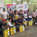 Julieta Gallardo entrega mochilas aspersoras en comunidades
