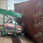 Contenedor aplasta camioneta en LC, no hubo víctimas que lamentar