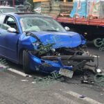Choque de un vehículo contra un camión deja tres lesionados