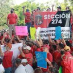 Entre protestas y reclamos Ramírez Bedolla visita Lázaro Cárdenas para informe regional