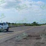 Reportan riesgo por profundo bache en puente Chocoquillo de Coahuayana