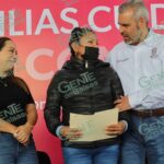 Entrega Bedolla apoyos económicos a familias cuidadoras de niñas y niños con cáncer