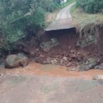 Creciente de río, colapsa puente que conecta a dos localidades