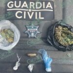 En distintos municipios, GC asegura 25 envoltorios de droga y un vehículo; hay cinco detenidos