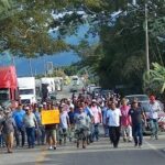 SIGUE BLOQUEO CARRETERO PARA EXIGIR APARICIÓN CON VIDA DE DOS DESAPARECIDOS