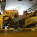 Muere pasajero al chocar y volcar el taxi en que viajaba