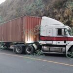 Choque de tracto camión con autobús de pasajeros, deja solo daños materiales