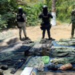 Localizan armas largas, cartuchos y droga en Múgica