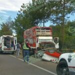 Un muerto y seis lesionados dejó como saldo un choque de 2 camionetas y un torton