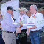 Bedolla y federación entregan más fertilizantes de los repartidos por pasada administración