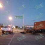 Muere motociclista al impactarse contra plataforma de un tráiler en LC