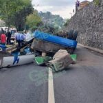 Volcadura de camión de pasajeros deja 11 lesionados