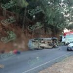 Volcadura de camioneta deja cinco personas lesionadas
