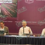 Firman Bedolla y sector agroindustrial acuerdo para formalizar a sus trabajadores