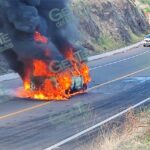 Vuelca y se incendia un vehículo en la Siglo XXI