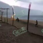 Cae rayo en playa de Maruata y mata a dos personas