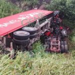 Trailero pierde la vida al volcar su unidad en la Siglo 21