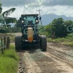 Da motoconformadora mantenimiento a caminos saca cosechas de Coahuayana