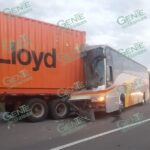 Choque de autobús por alcance contra tráiler, deja 28 lesionados