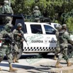 Delincuentes agreden a golpes y a balazos a elementos de la GN