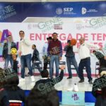 Entregan más de 6 mil tenis a estudiantes del Bajío