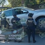 Guardia Civil decomisa armamento, equipo táctico y vehículo robado, en Apatzingán