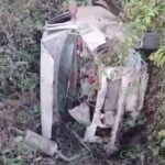 Localizan cadáver de un hombre dentro de un auto desbarrancado en LC