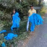 Exhortan a plataneros a no tirar bolsas en caminos; limpian la costera