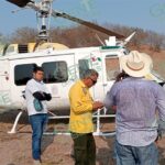 Se suma helicóptero para sofocar incendio forestal en Lázaro Cárdenas