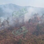 Helicóptero con helibalde combate incendio forestal en Zinapécuaro