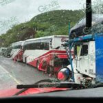 Choque por alcance entre un autobús de turismo y un tracto camión “madrina”