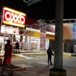 Asesinan a balazos a un joven por fuera de una tienda Oxxo en Aquila
